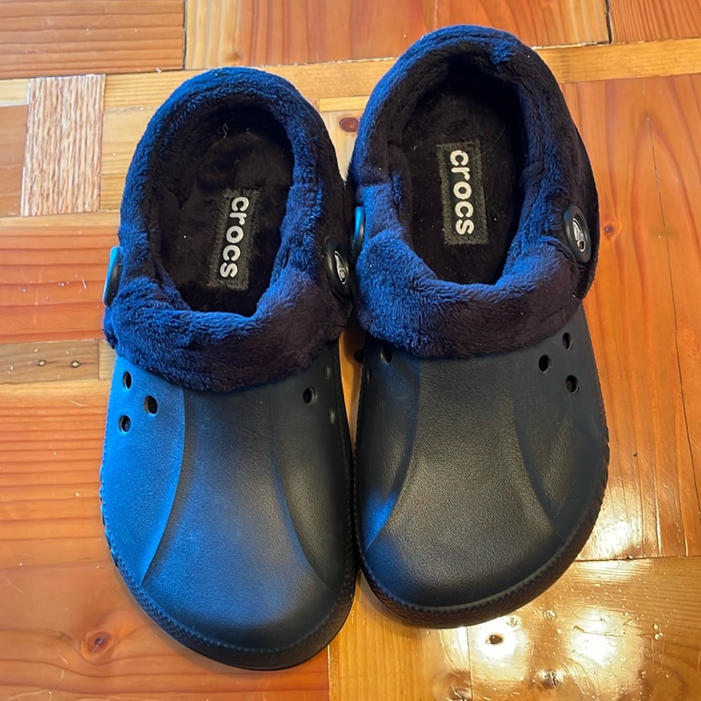 Women’s size 6 lined crocs